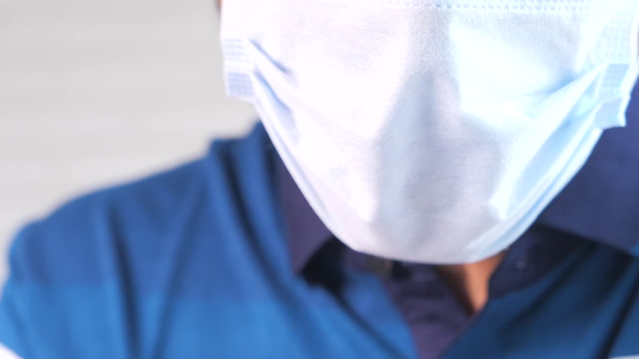 persona que lleva una máscara facial