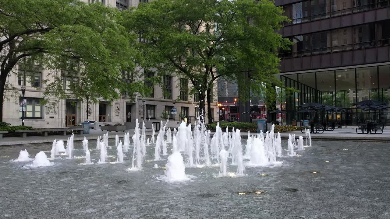 fuente de agua en daley plaza, chicago, estados unidos. oficinas del gobierno municipal.