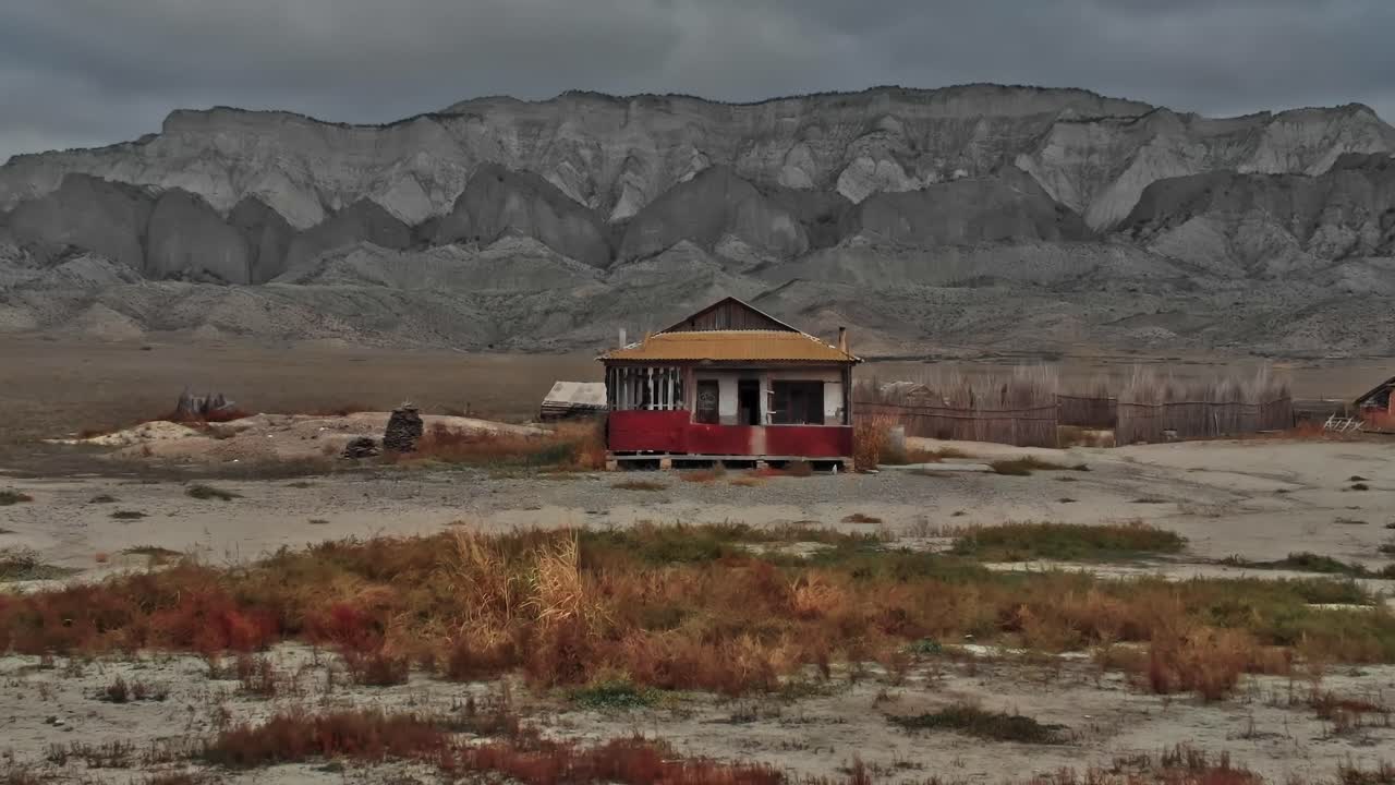Vecchio edificio di fronte alle montagne in Georgia, regione del Caucaso