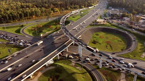 Vista-Aérea-De-Una-Intersección-De-Autopistas-Con-Senderos-De-Tráfico-En-Moscú.