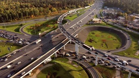 vista aérea de una intersección de autopistas en moscú.