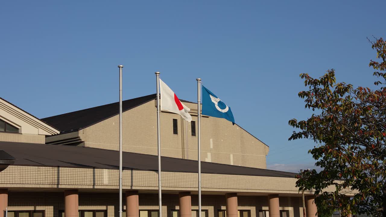 슬로우 모션으로 건물 위로 날아가는 일본과 시가 현 국기