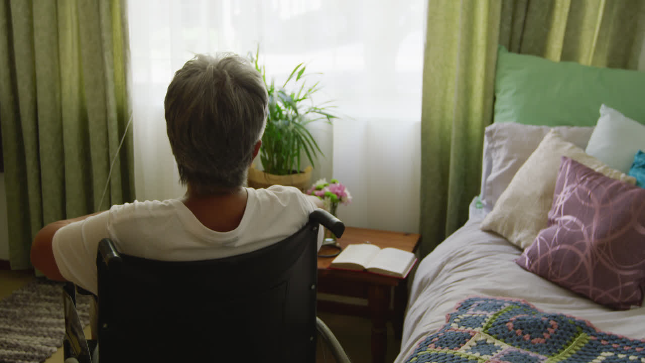 노인 가정의 방에서 사회적 거리를 지키는 고령 여성