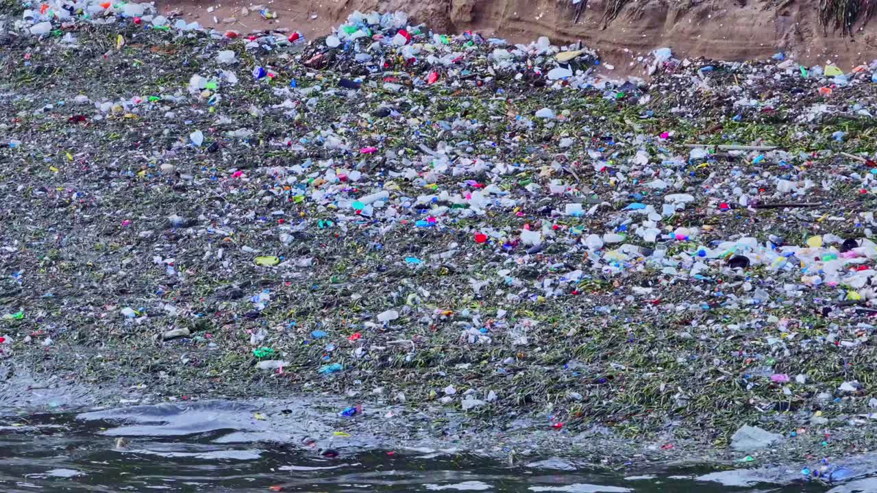 contaminación marina a medida que la ola de basura rueda hacia la playa, playa montesinos