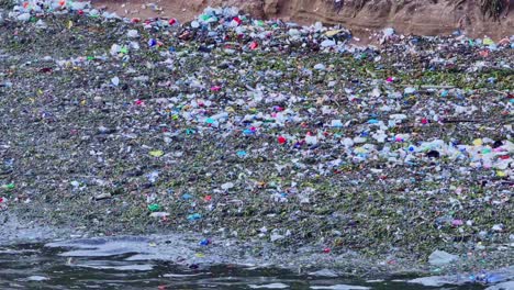 Contaminación-Marina-A-Medida-Que-La-Ola-De-Basura-Llega-A-La-Playa,-Playa-Montesinos