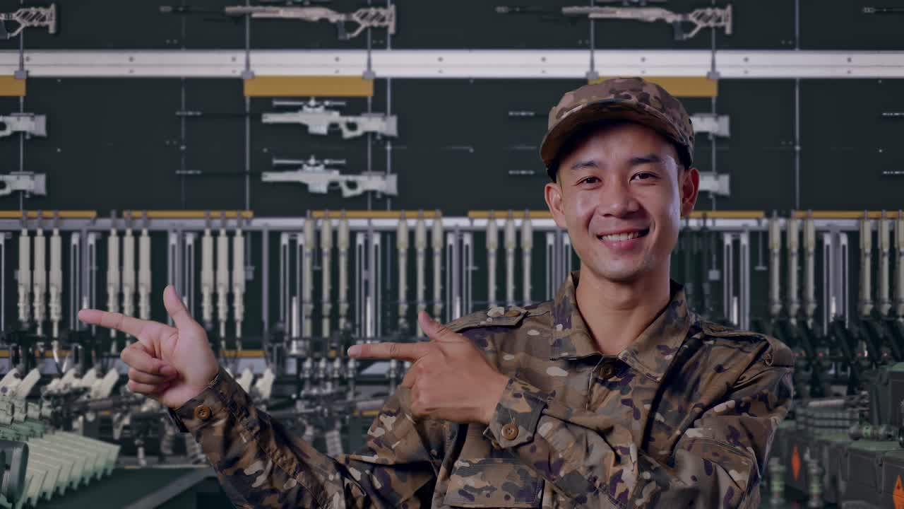 アジア人男性兵士が笑顔で横を指差している様子をクローズアップ 軍事兵器庫にて