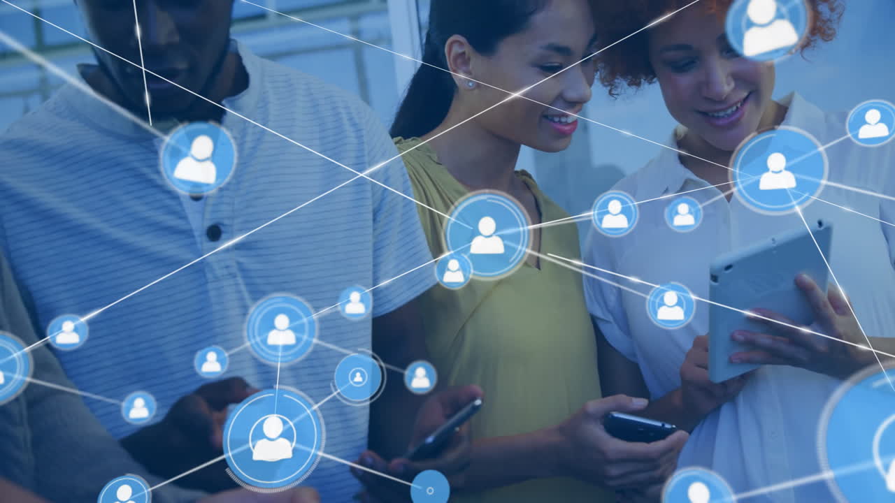 animación de la red de conexiones con iconos sobre diversas personas de negocios que usan tablets