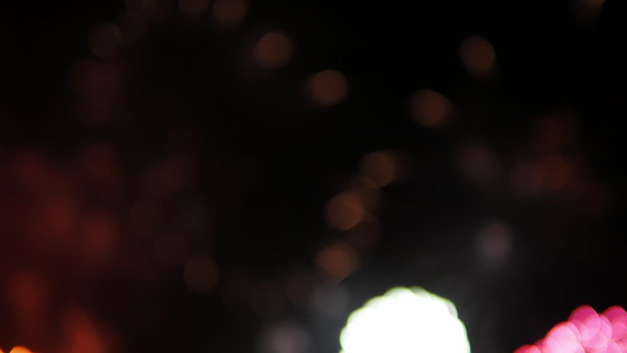 fotografía borrosa de la colorida exhibición pirotécnica en un festival de fuegos artificiales en un popular destino turístico en asia