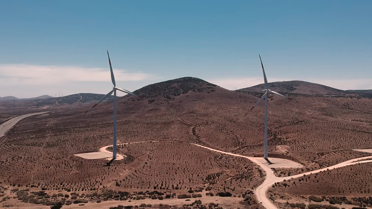 due turbine eoliche sul davanti, ripresa aerea, la serena, cile