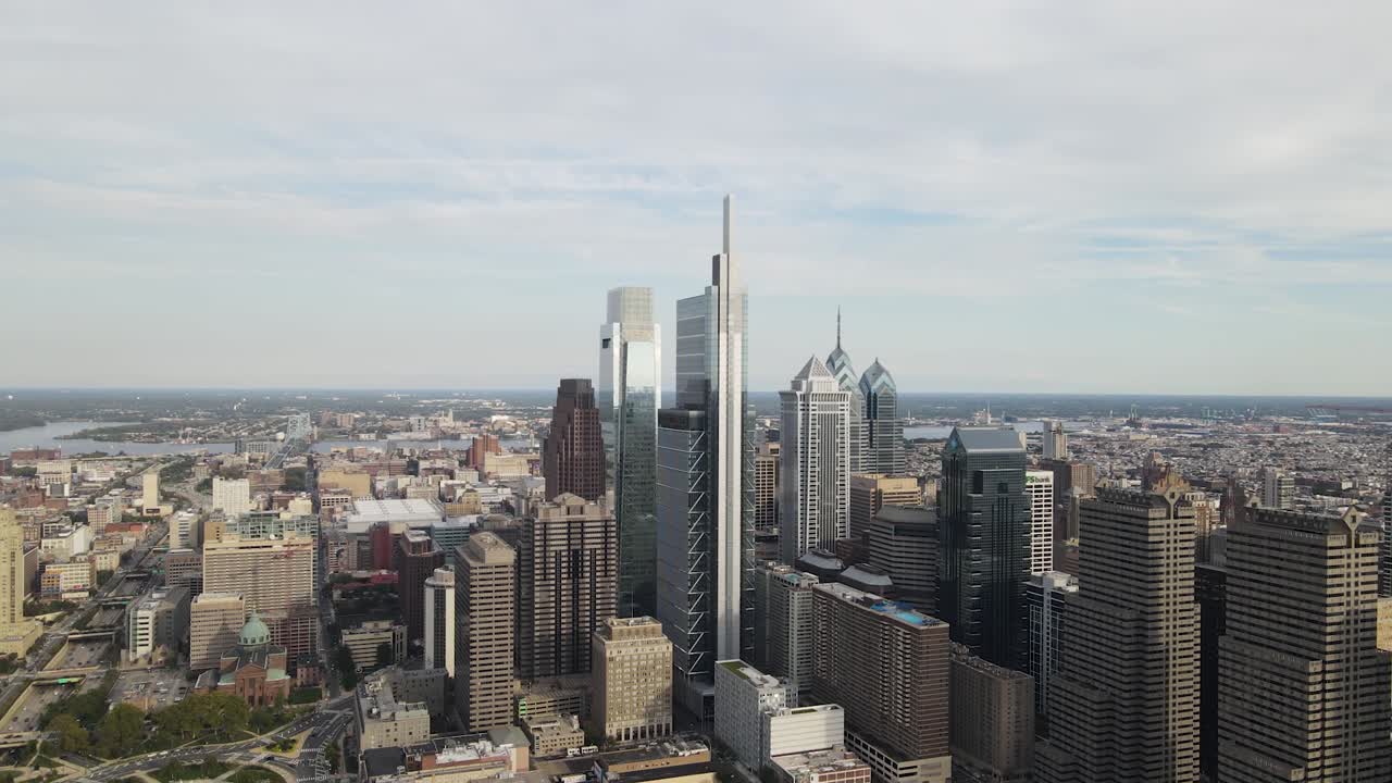 filadelfia, imágenes de drones pa - hotel de cuatro estaciones en foco, horizonte visible