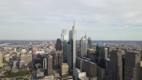 filadelfia, imágenes de drones pa - hotel de cuatro estaciones en foco, horizonte visible