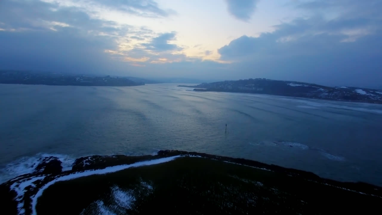 어두워지는 바다의 공중 사진 4k