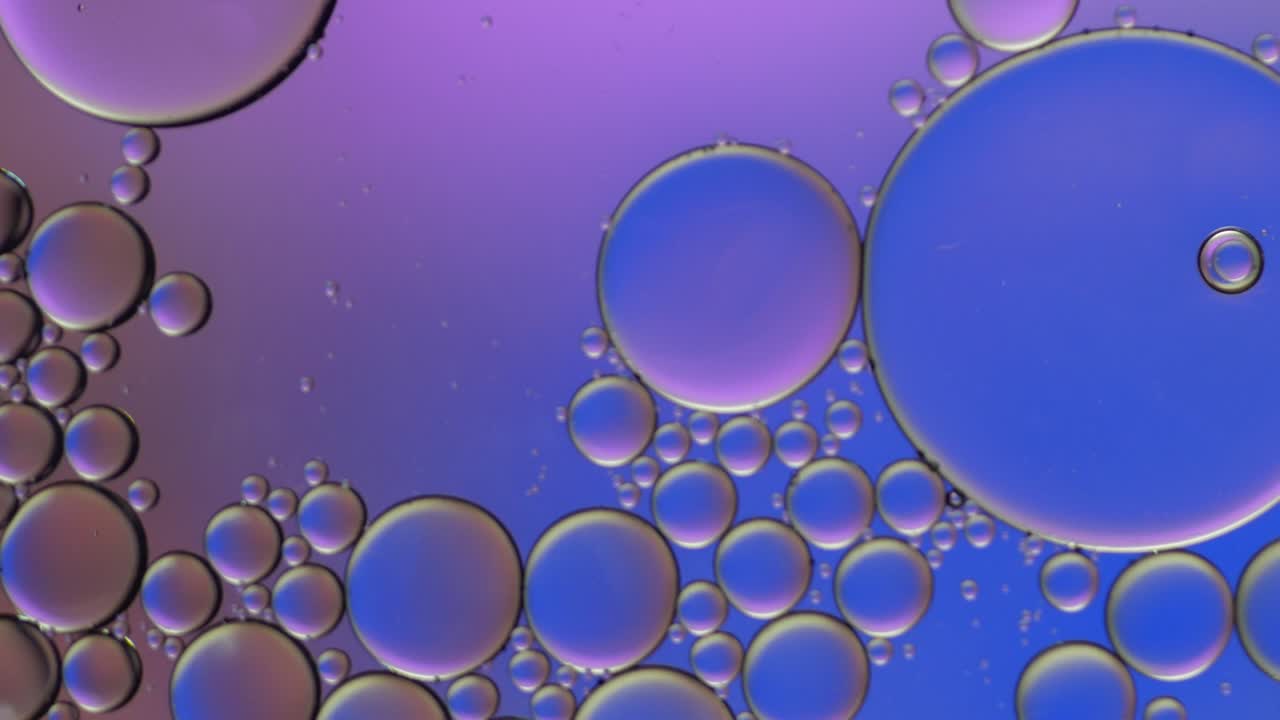 Goccia d'olio colorata e artistica che galleggia sull'acqua