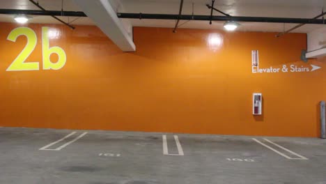 segundo nivel de estacionamiento público