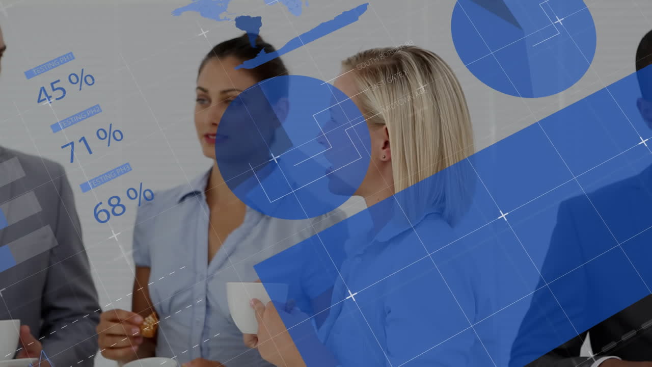 animación del procesamiento de datos sobre diversas personas de negocios hablando