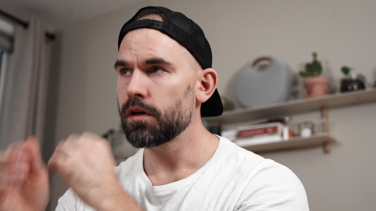 노트북 에 글 을 쓰기 전 에 생각 하고  ⁇ 상 하는 사람 - 근접 사진