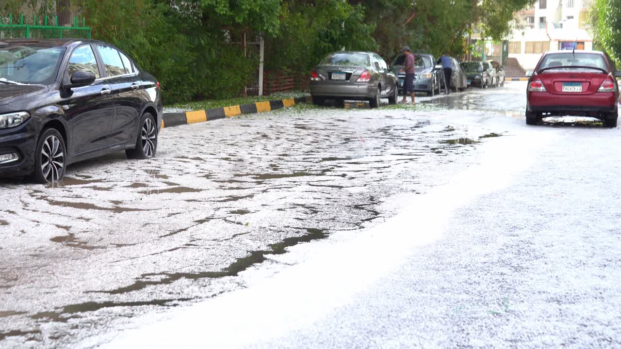 이집트 도시 허르가다는 우박 폭풍 이후