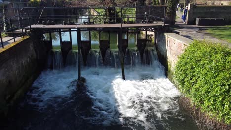 una compuerta de inundación en abbots mill garden en canterbury, kent, inglaterra