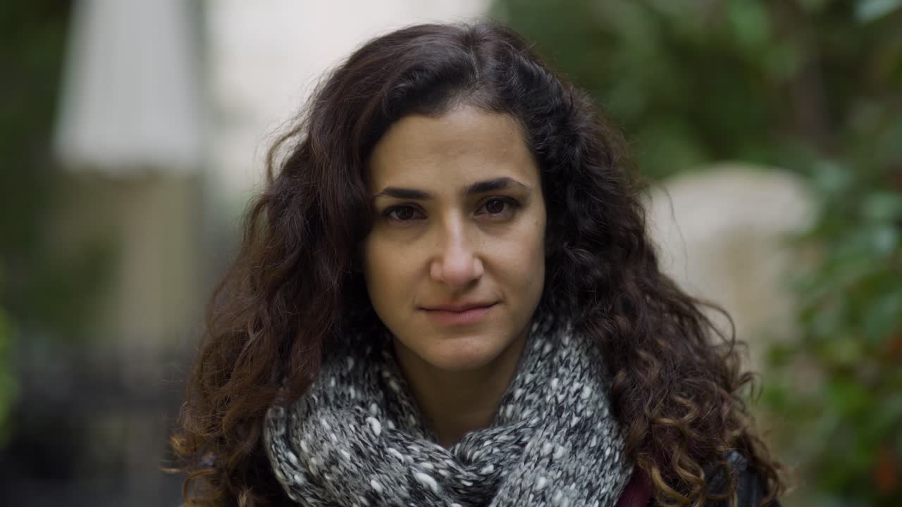 joven mujer de cabello oscuro mirando enojada y molesta directamente a la cámara