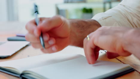 Manos-De-Hombre,-Pluma-Giratoria-Y-Cuaderno-De-Escritura