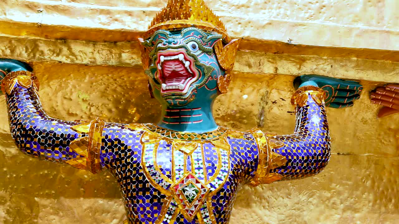 estatuas coloridas que apoyan la estructura del templo dorado