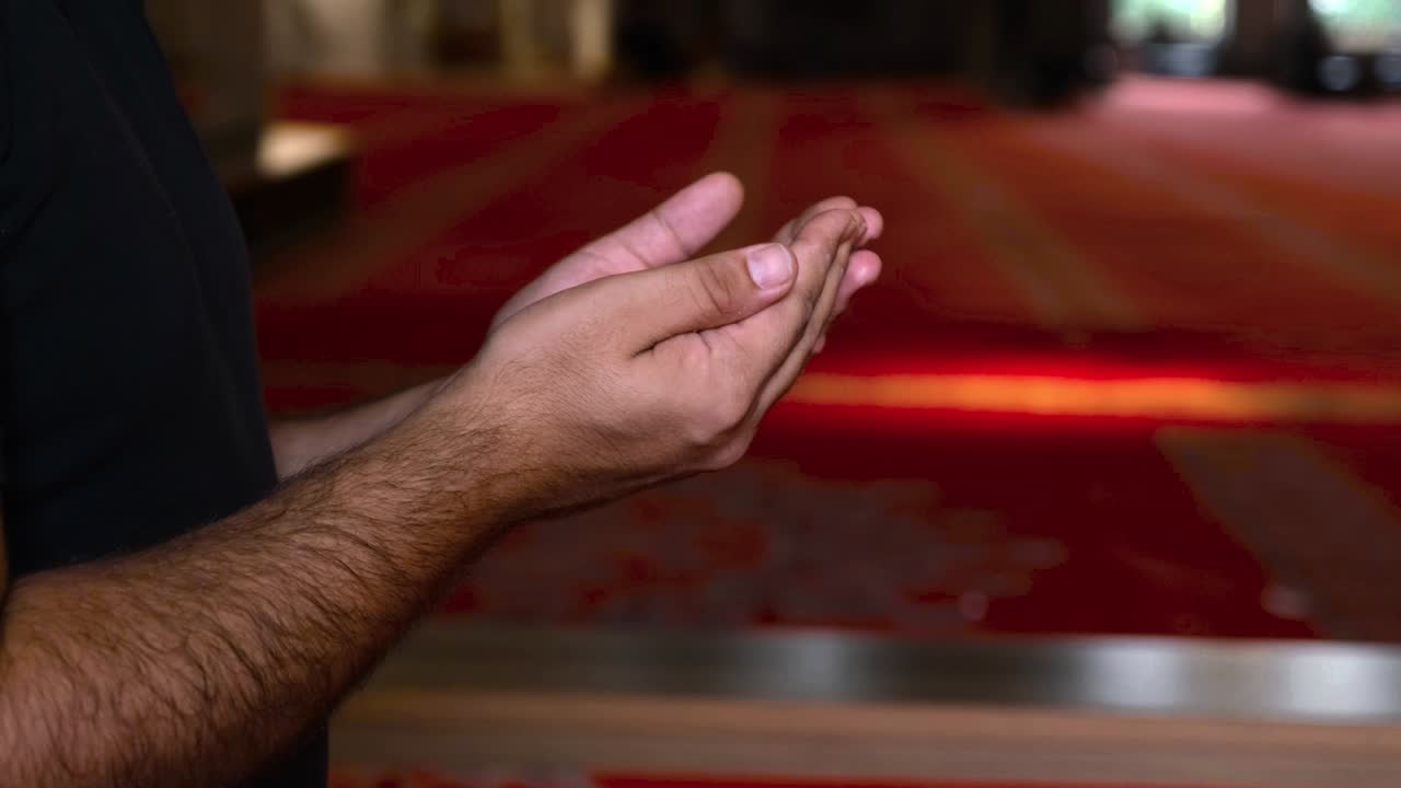 모스크에서 기도하는 무슬림 남성, 측면 촬영