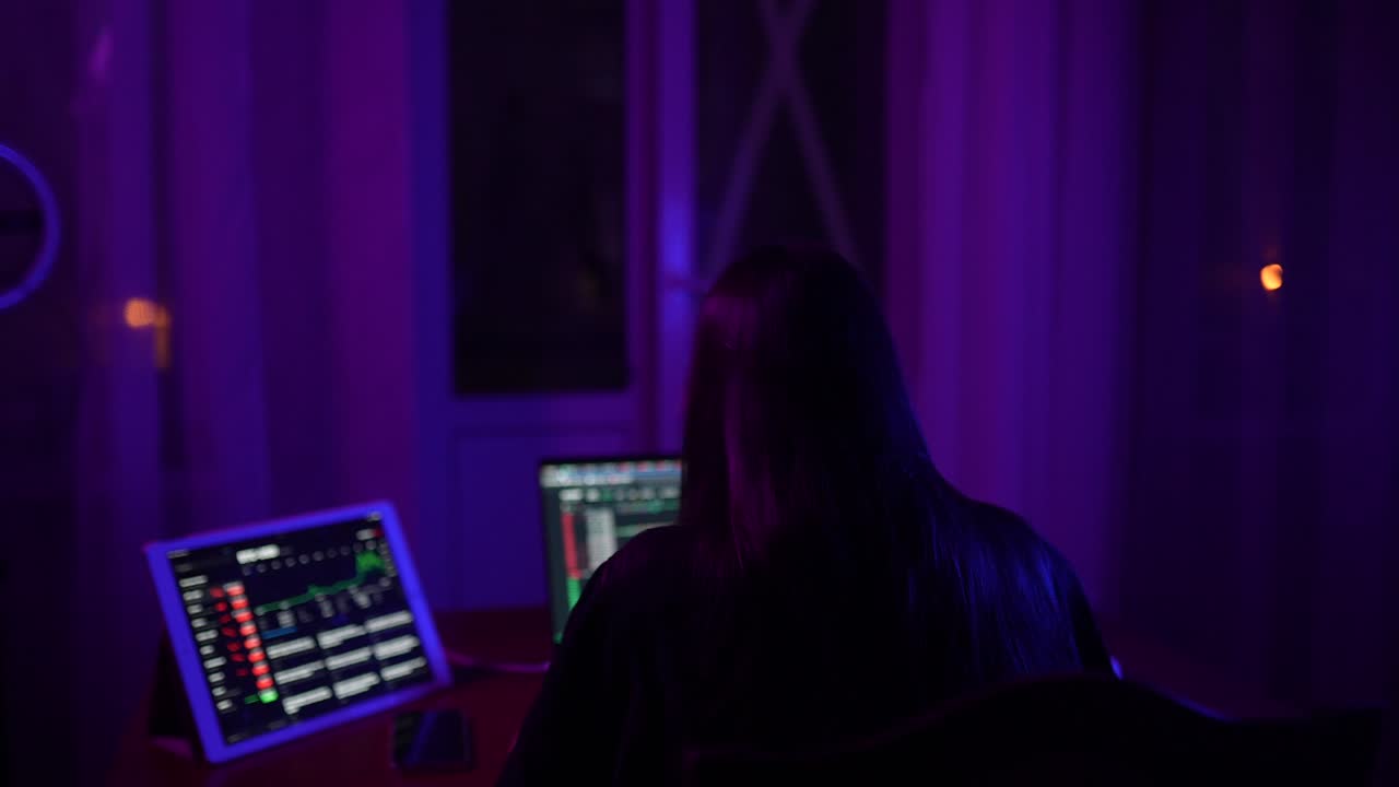 mujer trabajando tarde en la noche en los gráficos del mercado de valores