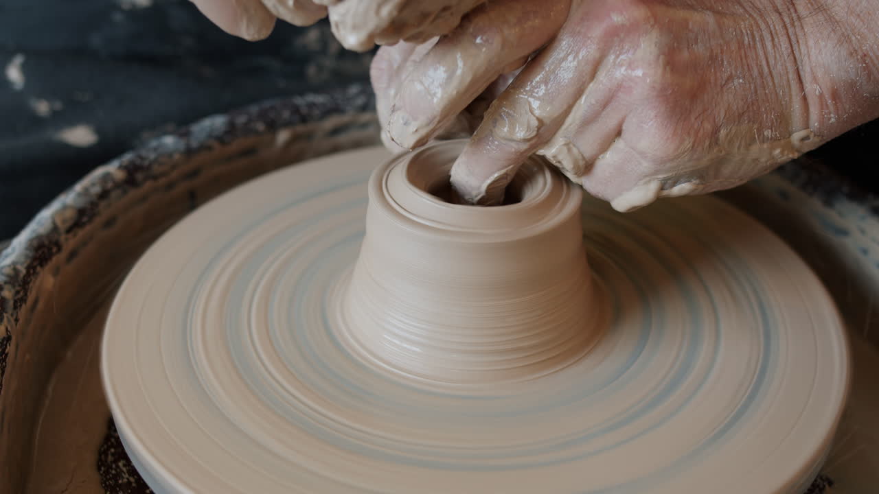 도자기 바 에 점토 를 는 손 들