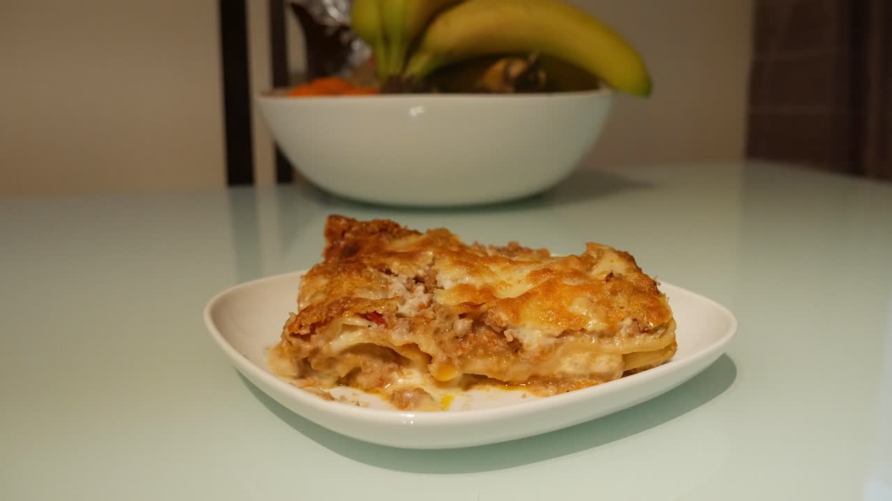 un pezzo di lasagne su un piatto