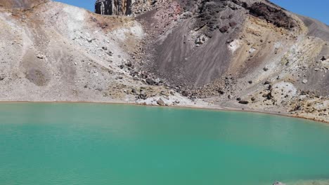 Incline-Hacia-Arriba-A-Través-Del-Lago-Dome-Hasta-La-Pendiente-De-Pedregal-De-Ceniza-Y-Piedra-Pómez-Volcánica-Negra