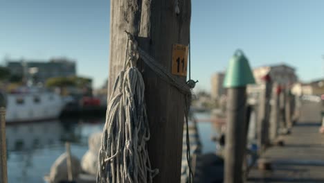 cuerdas de pesca atadas en un muelle