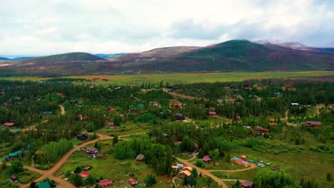 Colorado-Mountain-Town-in-Summer-Surrounded-by-Rolling-Hills-and-Lush-Pine-Tree-Forests-in-the-Rocky-Mountains