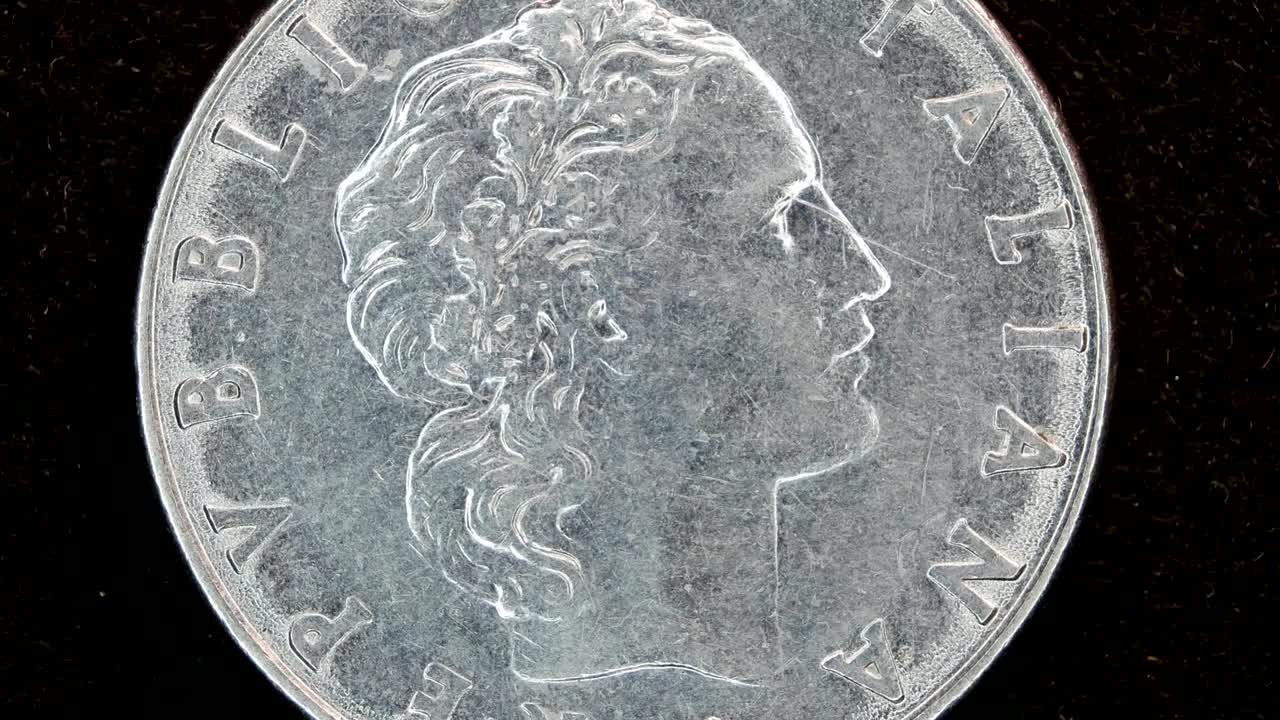 매우 오래된 동전의 근접 사진