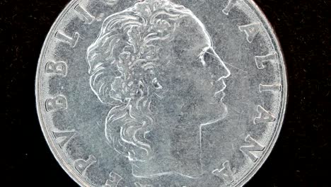 primer plano de monedas muy antiguas