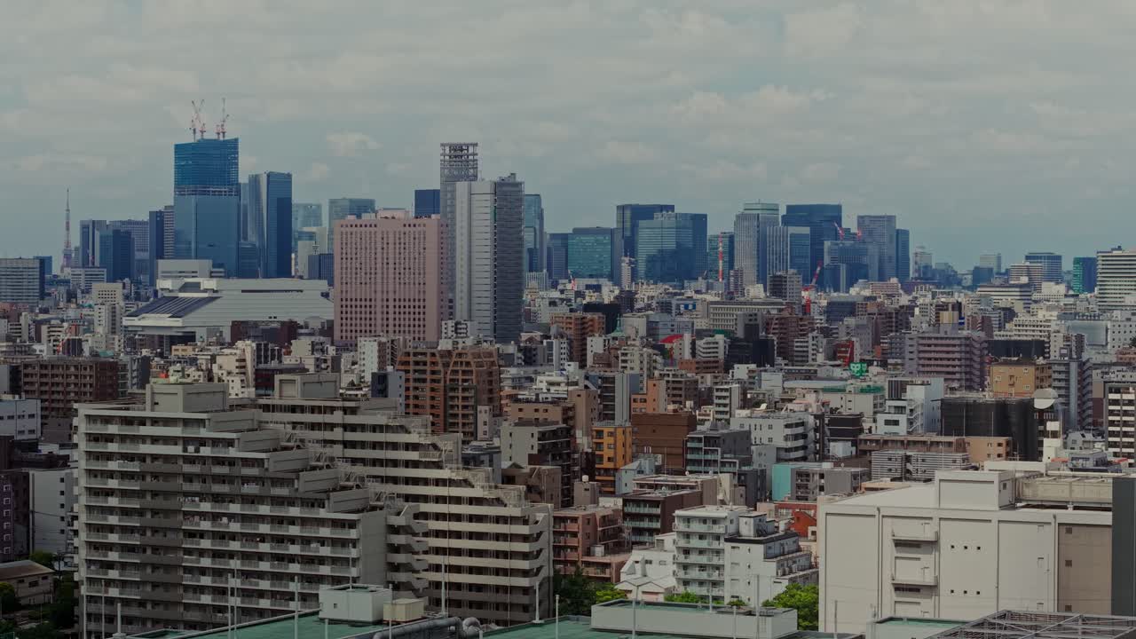 초고층 건물과 건물로 된 도시 풍경