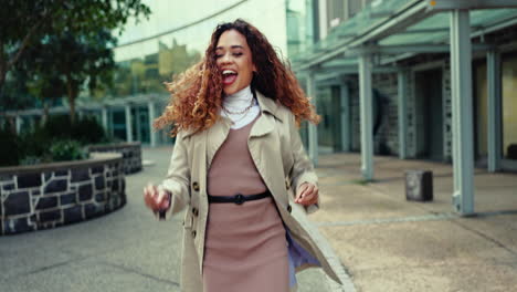 mujer, bailando y ciudad con sonrisa
