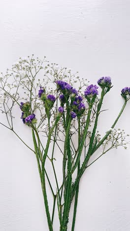 ramo de flores púrpuras y blancas