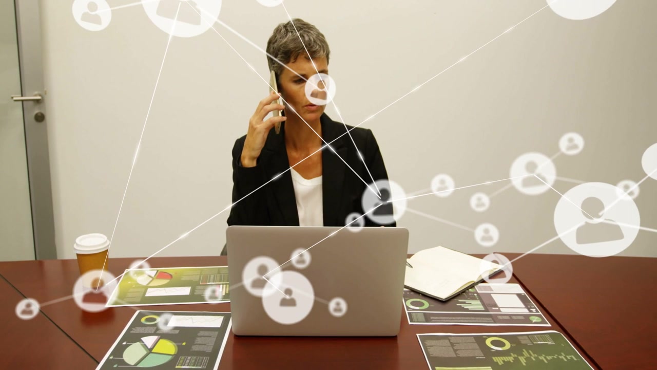 Gerente ao telefone, fazendo uma chamada de negócios enquanto anota gráficos, com nós de rede se expandindo de um laptop.