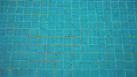 Agua-Ondulada-En-La-Piscina