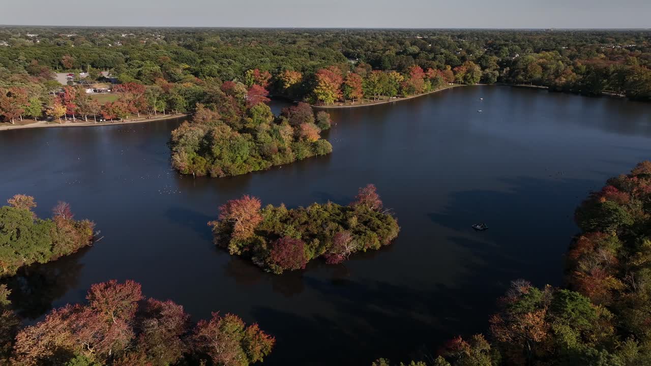 una vista aérea del parque estatal de belmont en long island, ny en un día soleado con hermoso follaje de otoño