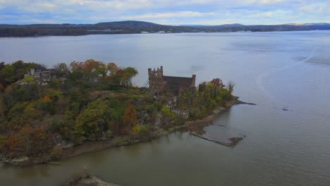 Verlassene-Burg-Auf-Einer-Insel