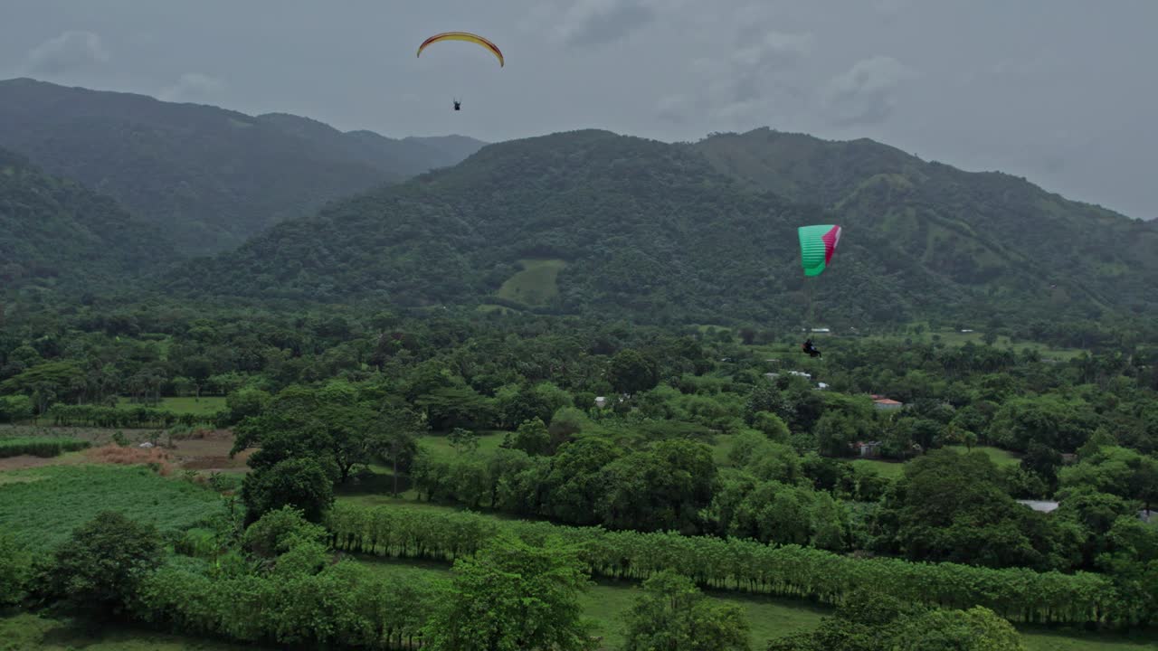 парапланирование в горах доминиканской республики