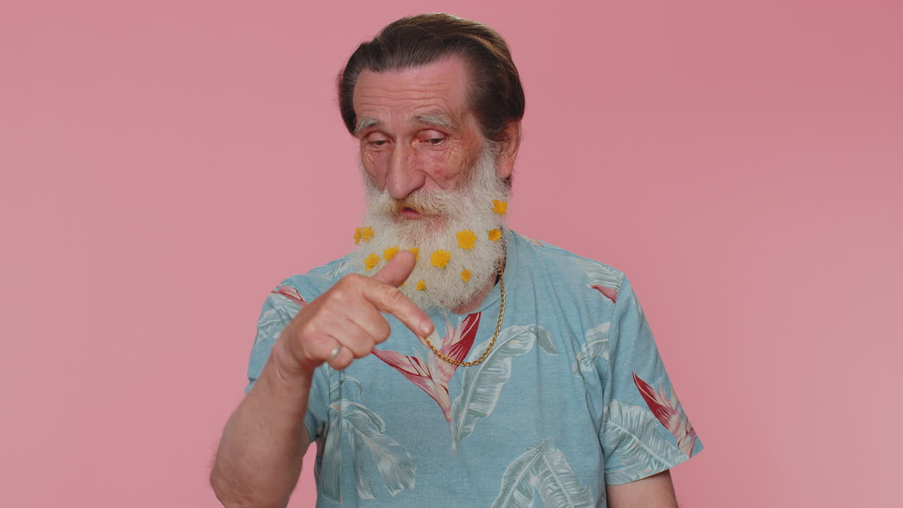 hombre mayor señalando hacia abajo, diciendo para suscribirse, gestando ok y como, mostrando lugar para la información