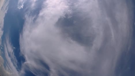 cielo azul y capa de nubes moviéndose en una hermosa tarde soleada