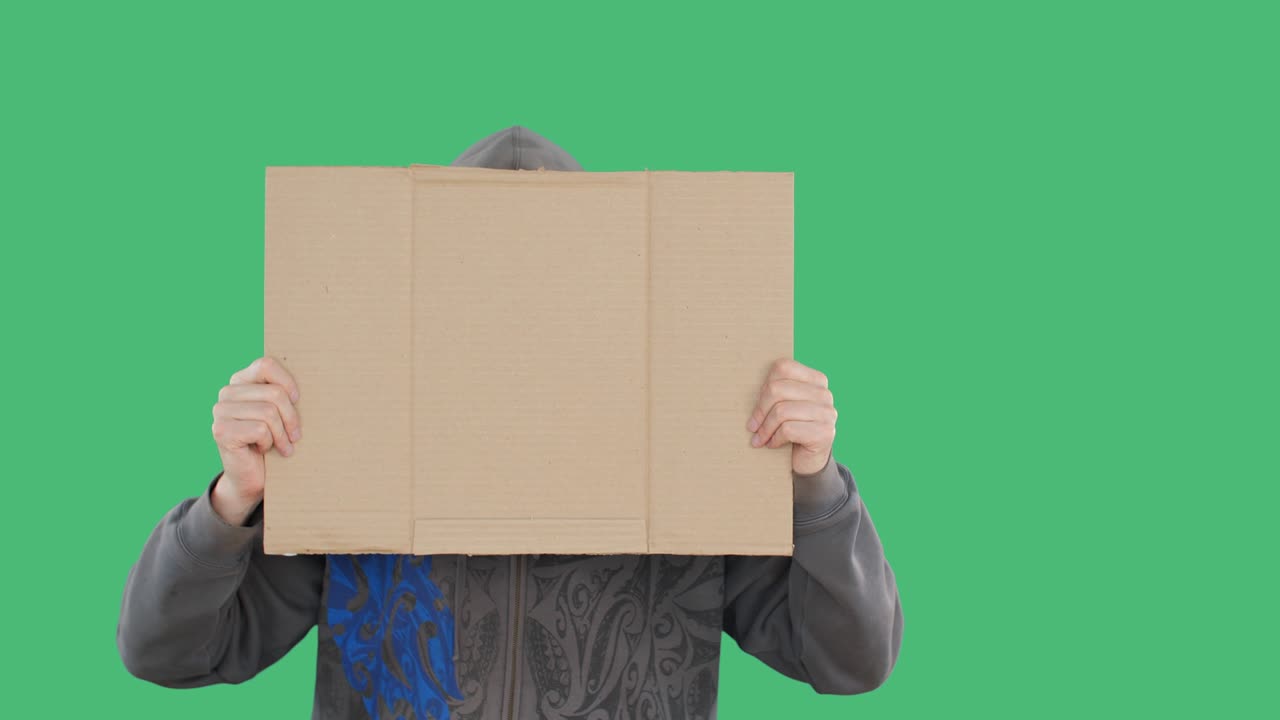 공허한 카드보드, 녹색 스크린 배경, 표지판이 없는 카드보드 배너를 보여주는 남성, 크로마 키 배경.