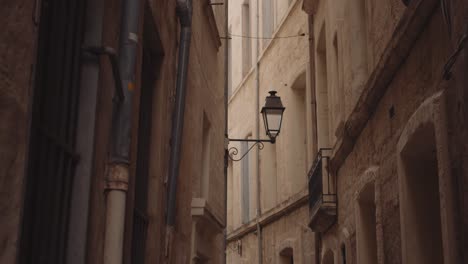 Vista-Cinematográfica-Que-Recorre-Las-Estrechas-Callejuelas-De-Montpellier,-Francia