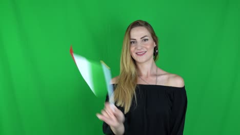 blonde frau winkt vor der italienischen flagge, grüner bildschirm, chroma-schlüssel-hintergrund