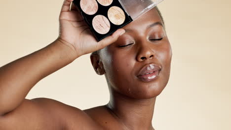 mujer negra, rostro y paleta de maquillaje