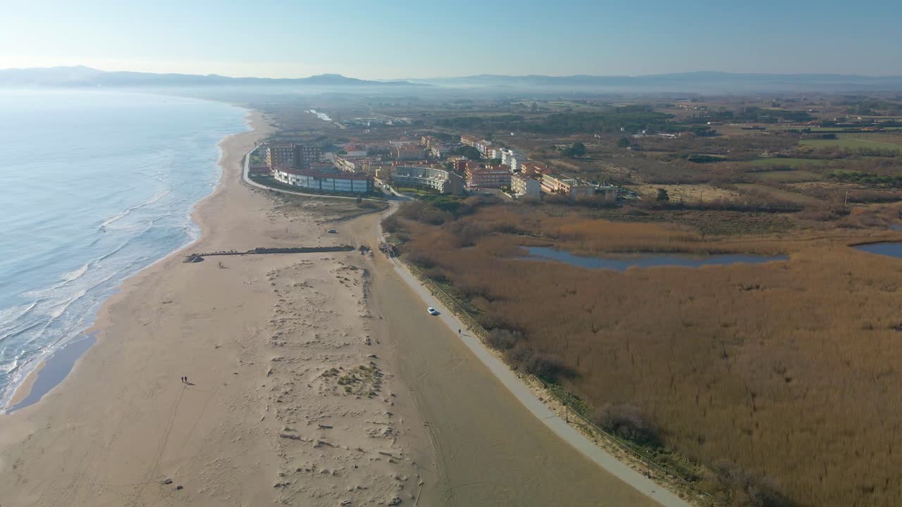 imágenes aéreas con drone de la playa de begur la gola del ter desembocadura del río aiguamolls del baix emporda