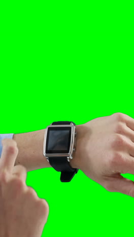 hombre de negocios usando un reloj inteligente